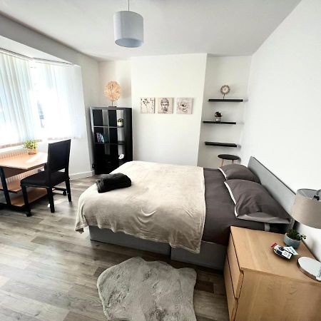 Modern Double Room With Fire Tv London Exterior photo