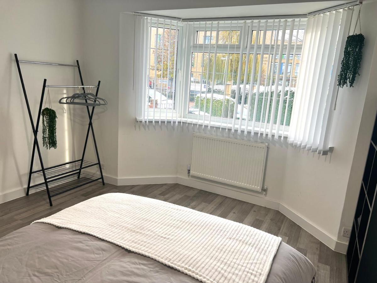 Modern Double Room With Fire Tv London Exterior photo