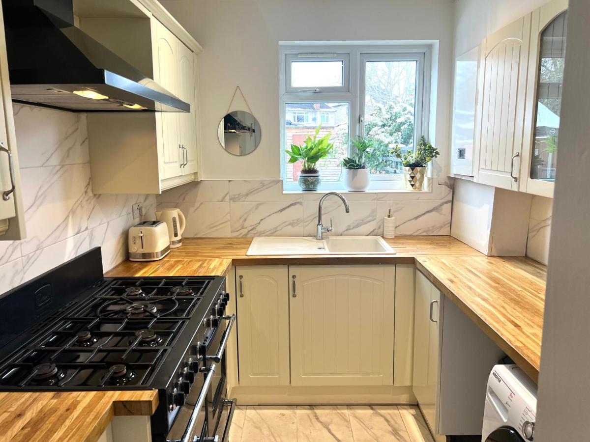 Modern Double Room With Fire Tv London Exterior photo