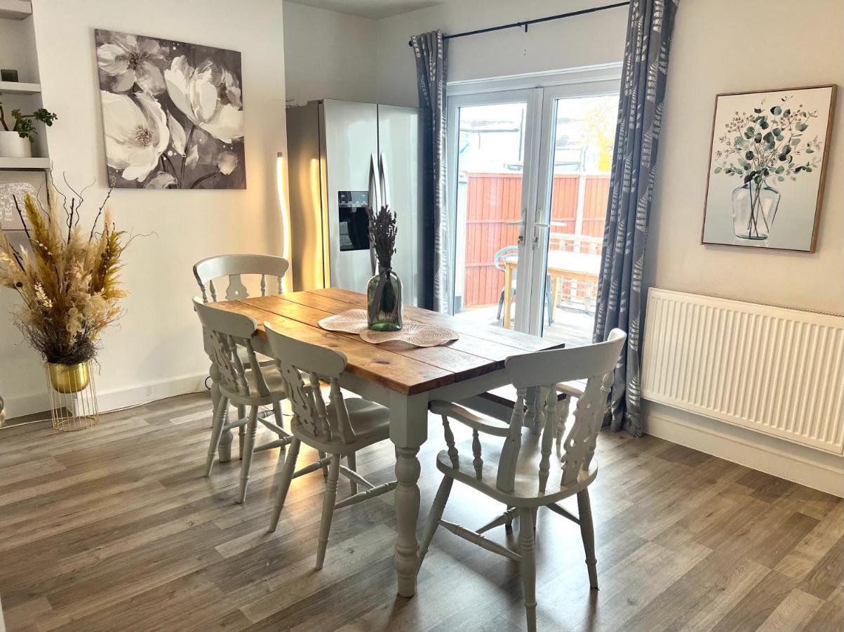Modern Double Room With Fire Tv London Exterior photo