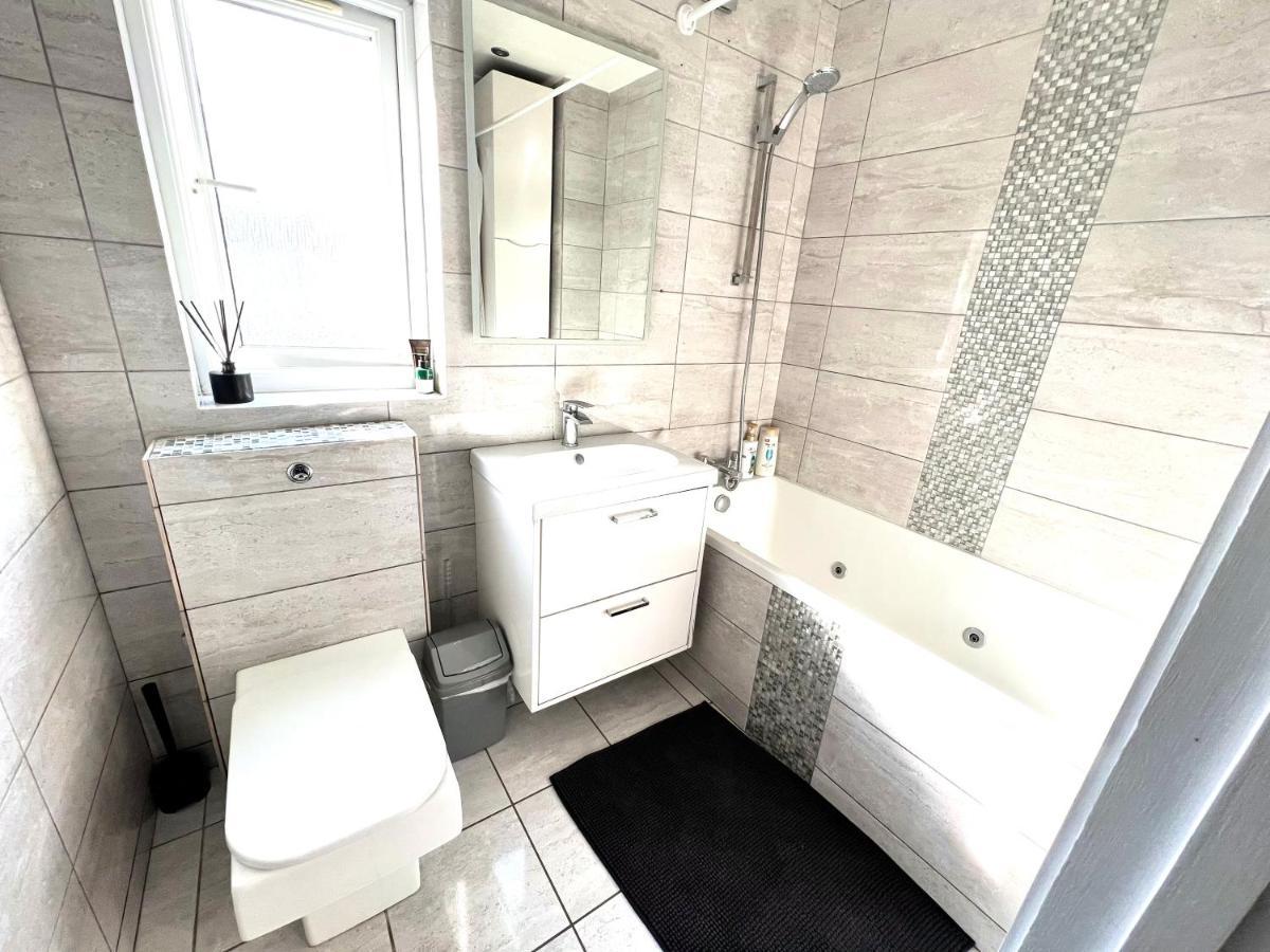 Modern Double Room With Fire Tv London Exterior photo