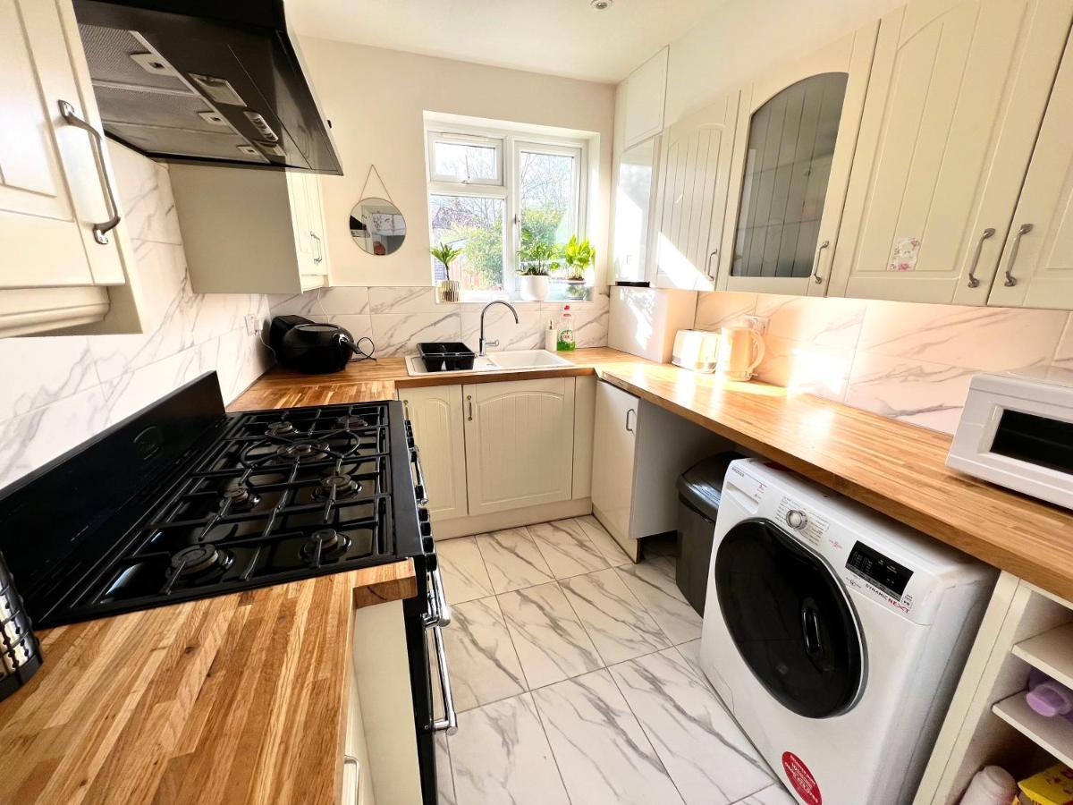Modern Double Room With Fire Tv London Exterior photo