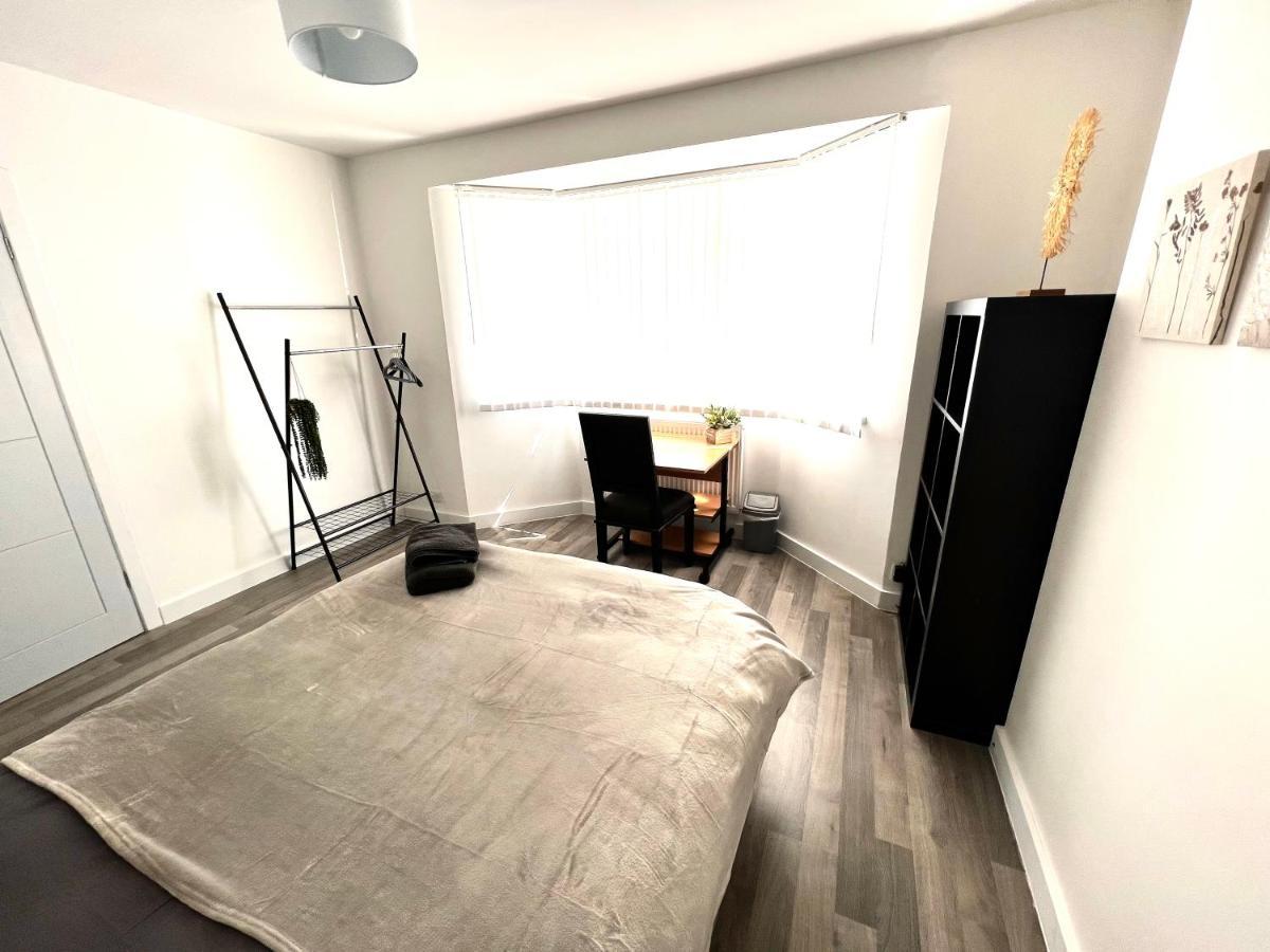 Modern Double Room With Fire Tv London Exterior photo